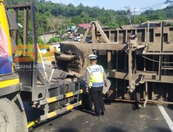 Truk Kontainer Angkut Pupuk 24 Ton, Terbalik di Tanah Merah Samarinda Utara.