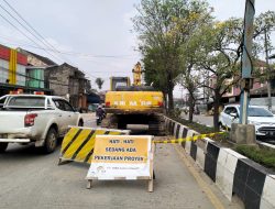 Excavator Mematung, Bahayakan Pengguna Jalan