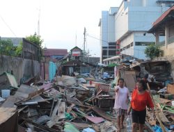 Gunakan Fasum Tembok Hotel Mercure Dibongkar