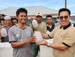 Wabup Kukar Salurkan Bantuan Perahu dan Bibit Udang ke Nelayan Muara Badak