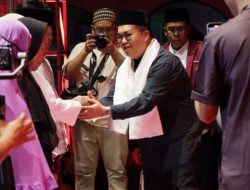 Wabup Kukar Rendi Solihin Disambut Pesut Mahakam dalam Safari Ramadan di Desa Pela