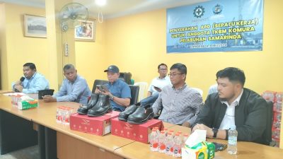 Pentingnya APD Saat Bekerja, TKBM Komura Serahkan 1150 Sepatu Safety