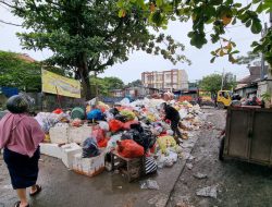 Sampah Menggunung di Sungai Pinang Dalam, DLH: Terlambat Angkut Antrian Panjang di TPA