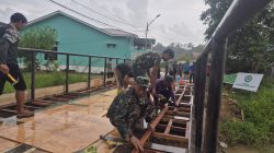 Di Bawah Hujan, Semangat Serka Pujo Tak Pernah Padam untuk Jembatan  Warga Lok Bahu