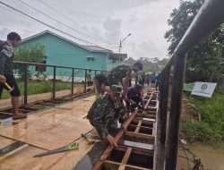 Di Bawah Hujan, Semangat Serka Pujo Tak Pernah Padam untuk Jembatan  Warga Lok Bahu