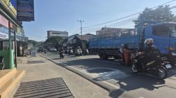 Lubang Menganga di Simpang Suryanata Ancam Keselamatan Pengendara, Respons Perbaikan Dinilai Lamban