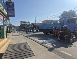 Lubang Menganga di Simpang Suryanata Ancam Keselamatan Pengendara, Respons Perbaikan Dinilai Lamban
